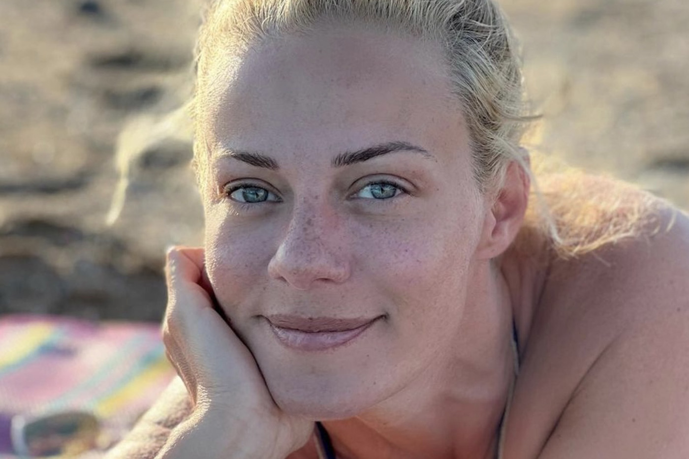Ζέτα Μακρυπούλια: Κάνει αργιλοθεραπεία στην παραλία
