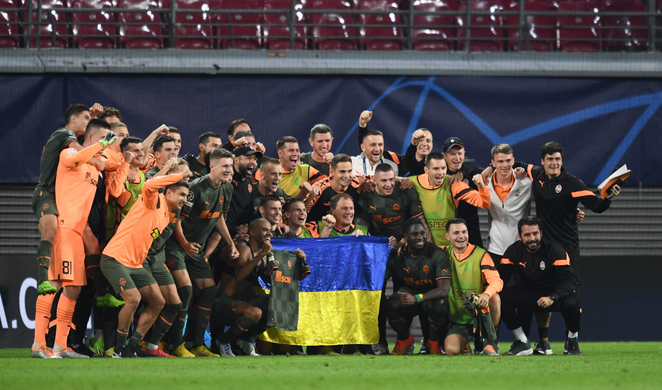 Soccer Football - Champions League - Group F - RB Leipzig v Shakhtar Donetsk - Red Bull Arena, Leipzig, Germany - September 6, 2022 Shakhtar Donetsk players pose with the flag of Ukraine after the match REUTERS