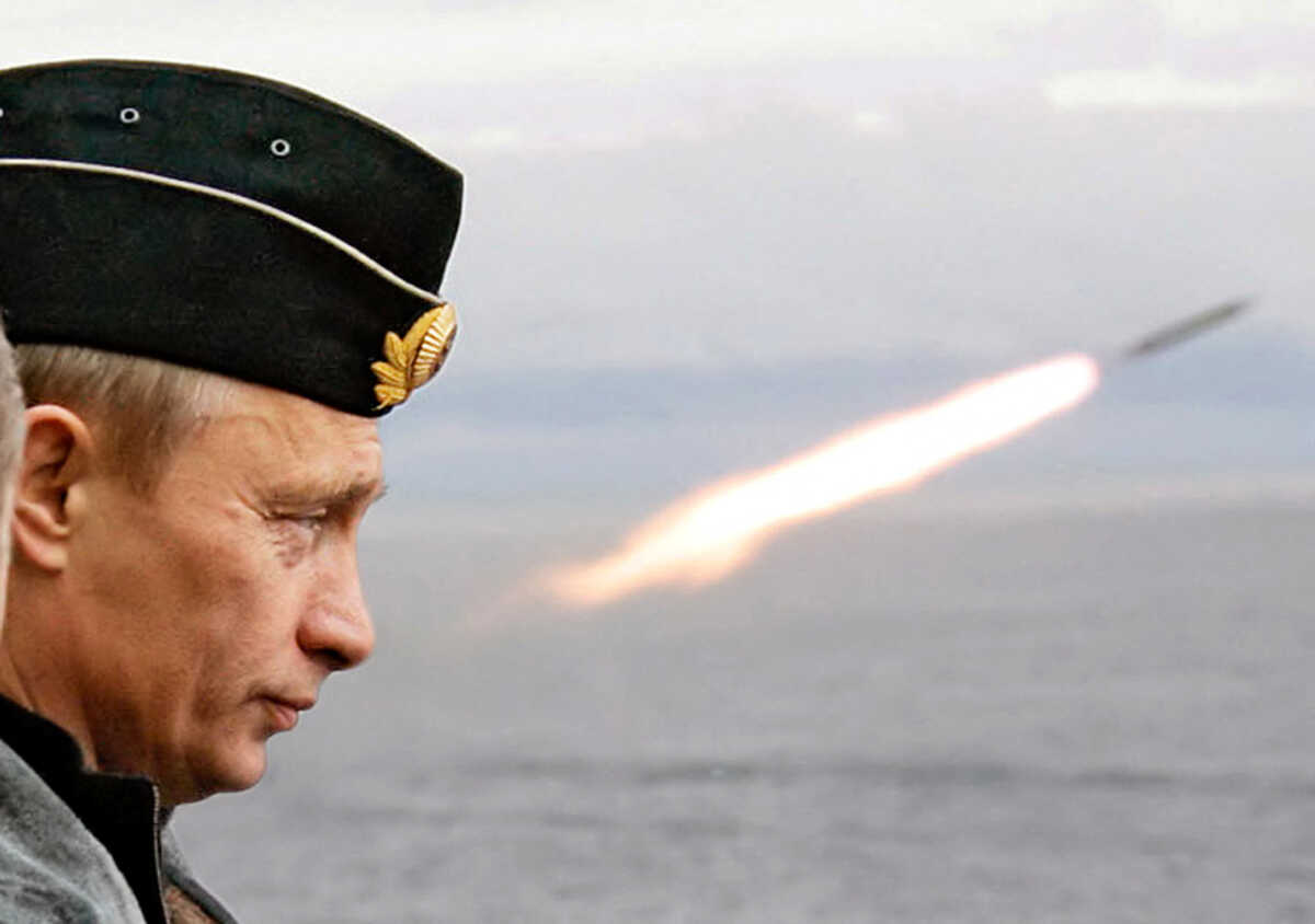 FILE PHOTO:Russian President Putin watches the launch of a missile during naval exercises in Russia's Arctic North on board the nuclear missile cruiser Pyotr Veliky.  Russian President Vladimir Putin watches the launch of a missile during naval exercises in Russia's Arctic North on board the nuclear missile cruiser Pyotr Veliky (Peter the Great), August 17, 2005. ITAR-TASS