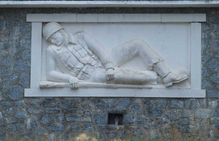 28η Οκτωβρίου: Το μνημείο του άγνωστου στρατιώτη στο Ζάρκο «ψάχνει» τον φαντάρο – δημιουργό του