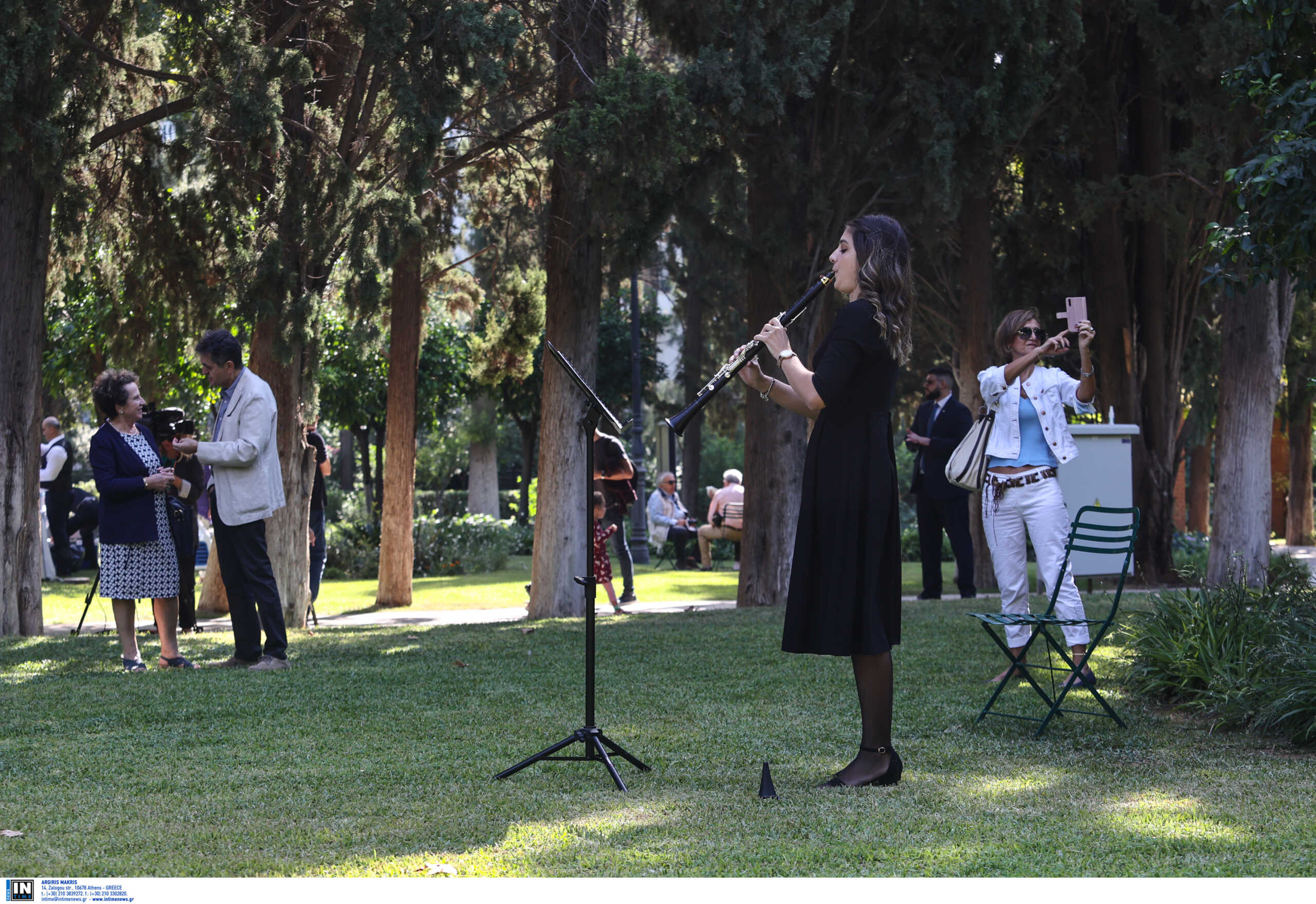 Προεδρικό Μέγαρο: Ανοιχτός και πάλι ο κήπος – H Κατερίνα Σακελλαρόπουλου συνομίλησε με τους επισκέπτες