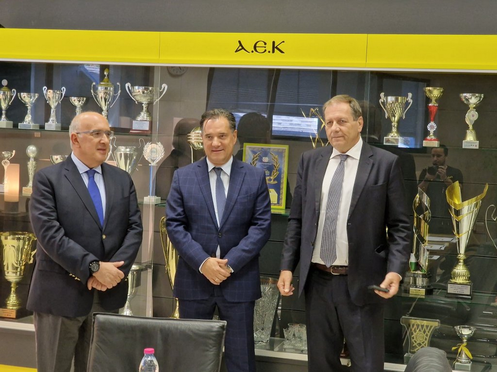 ΑΕΚ: Ο Μάκης Αγγελόπουλος υποδέχθηκε τους Άδωνι Γεωργιάδη και Μιχαήλ Παπαδόπουλο στα Άνω Λιόσια