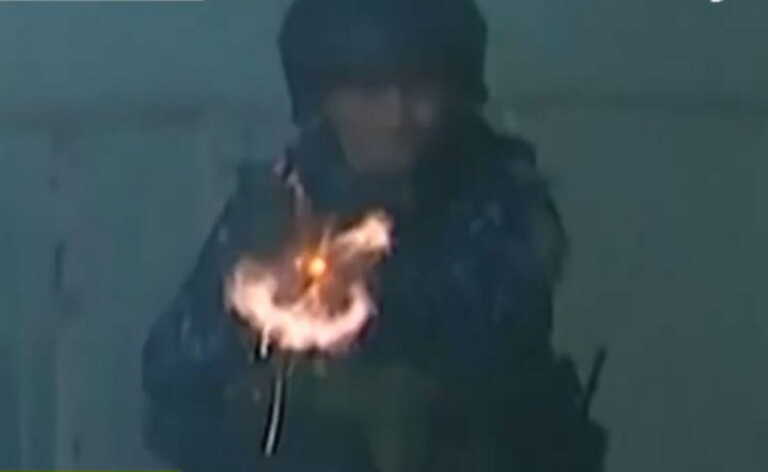 Κάμεραμαν κατέγραψε τη στιγμή που αστυνομικός τον πυροβόλησε με σφαίρες από καουτσούκ στο Χιμνάσια - Μπόκα