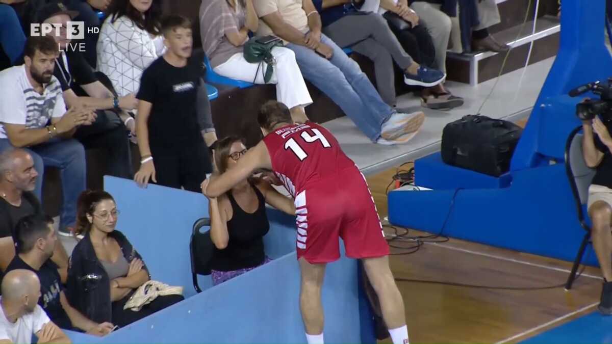 Παναθηναϊκός – Ολυμπιακός: Ο Βεζένκοφ λίγο έλειψε να χτυπήσει γυναίκα οπαδό και την πήρε αγκαλιά