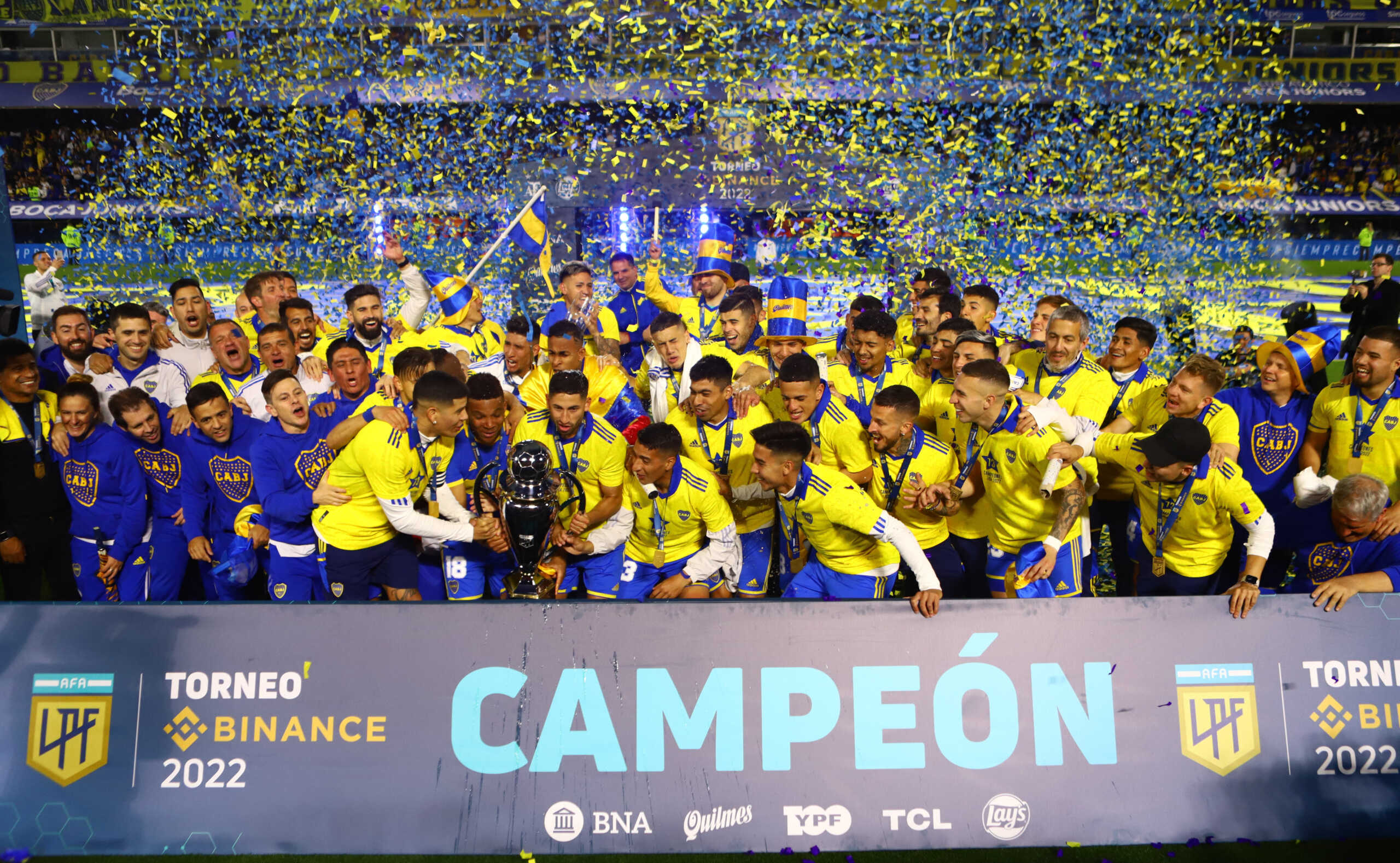 Soccer Football - Primera Division - Boca Juniors v Independiente - La Bombonera, Buenos Aires, Argentina - October 23, 2022 Boca Juniors players celebrate with the trophy after winning the Primera Division REUTERS