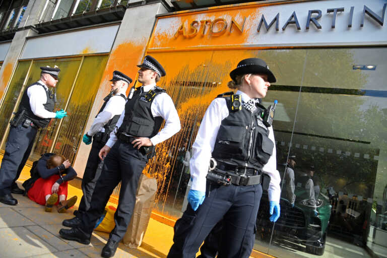Λονδίνο: Μετά τα «Ηλιοτρόπια» του βαν Γκογκ, ακτιβιστές της Just Stop Oil πέταξαν μπογιά στην βιτρίνα της Aston Martin στο Λονδίνο