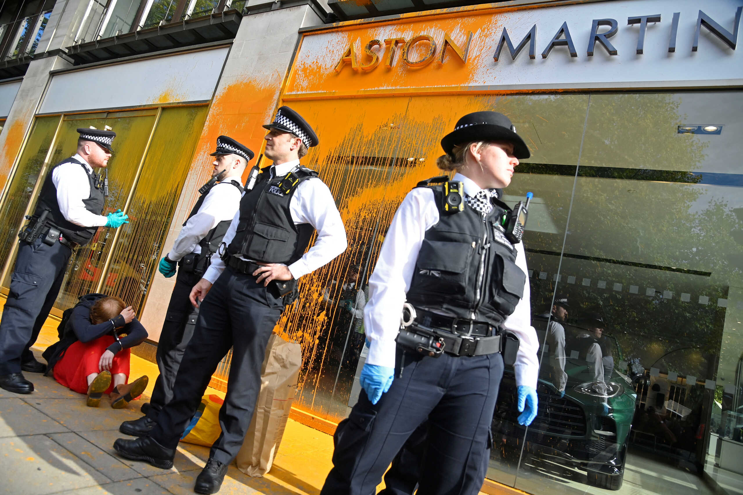 Λονδίνο: Ακτιβιστές της Just Stop Oil πέταξαν μπογιά στην βιτρίνα της Aston Martin
