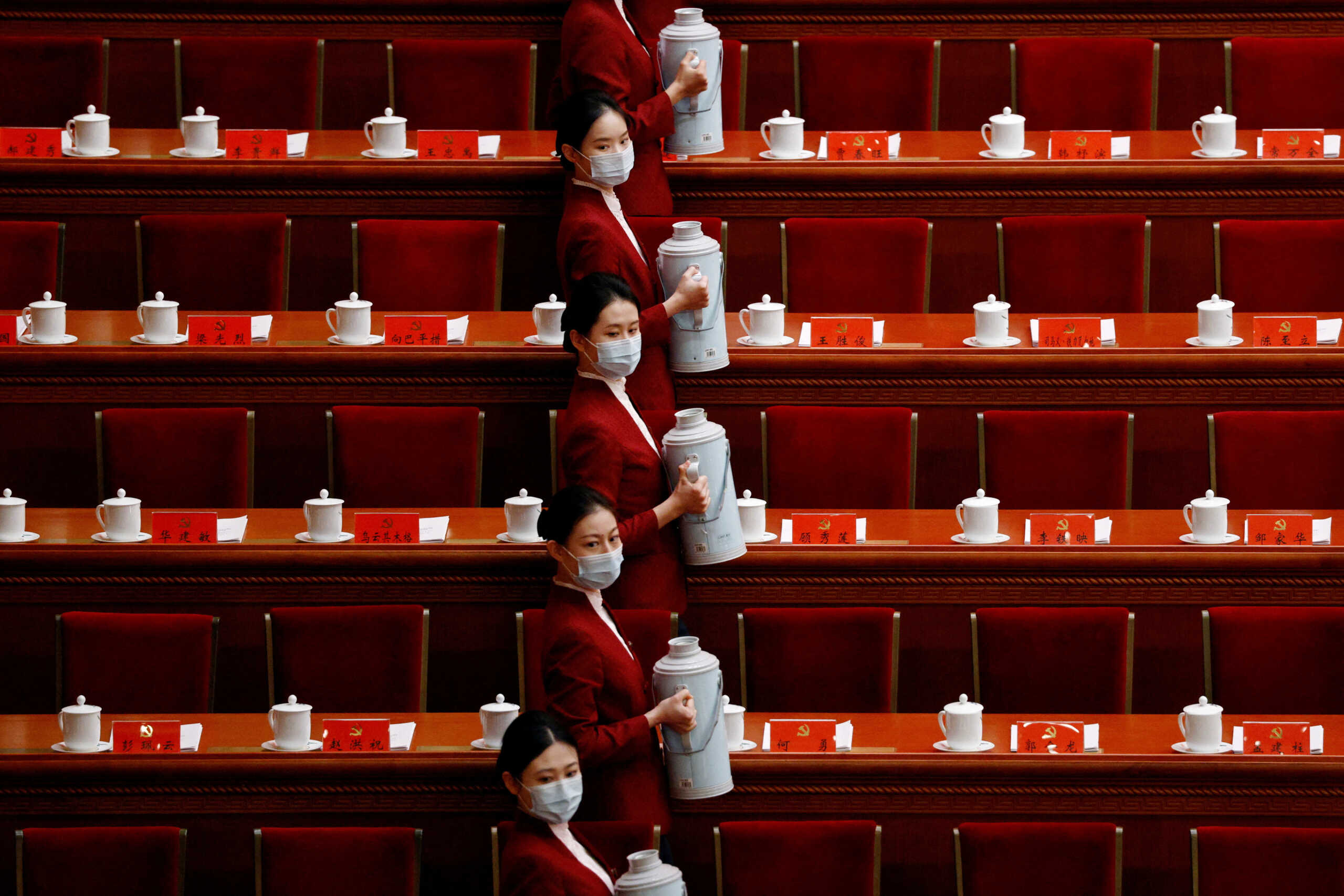 Στο Κομμουνιστικό Κόμμα Κίνας ακόμα και το τσάι το σερβίρουν συντονισμένα