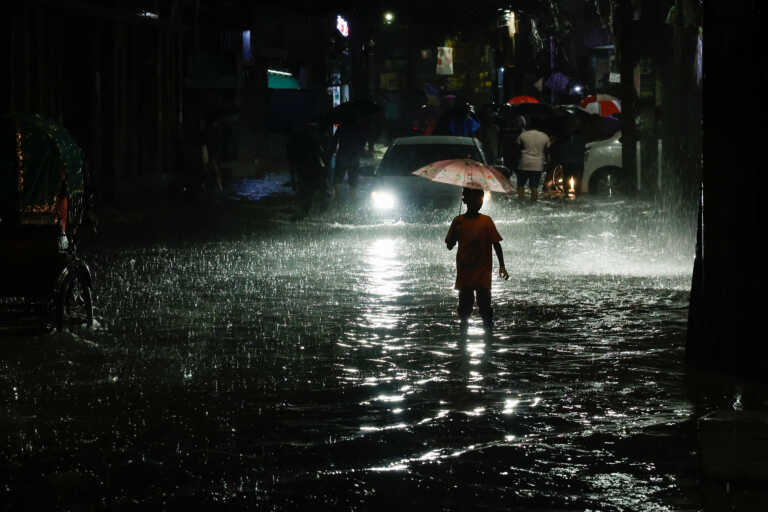 Δεκαέξι νεκροί, ξεριζωμένα δέντρα και δρόμοι «ποτάμια» - Ο κυκλώνας Σιτράνγκ έπληξε το Μπανγκλαντές