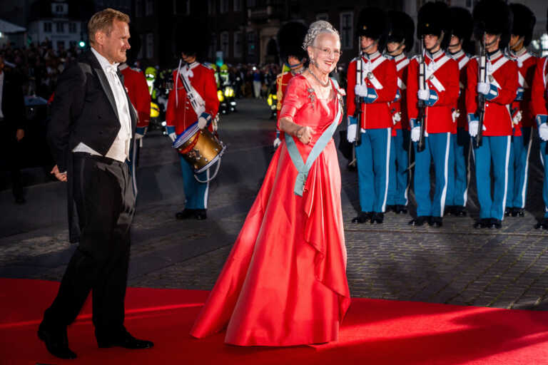 Δανία: Τώρα η βασίλισσα «λυπάται» για το σάλο που ξέσπασε επειδή αφαίρεσε τους τίτλους των εγγονιών της