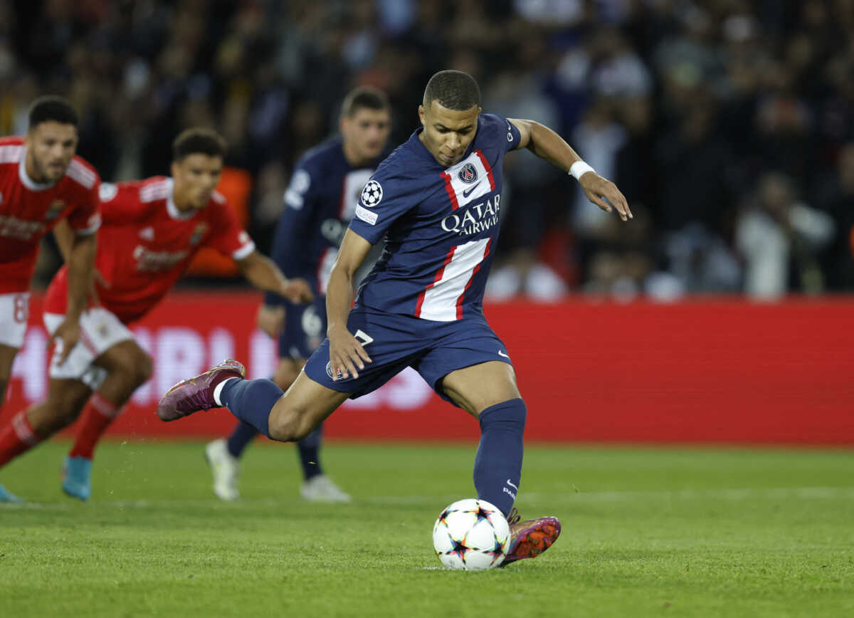 Soccer Football - Champions League - Group H - Paris St Germain v Benfica - Parc des Princes, Paris, France - October 11, 2022 Paris St Germain's Kylian Mbappe scores their first goal from the penalty spot REUTERS