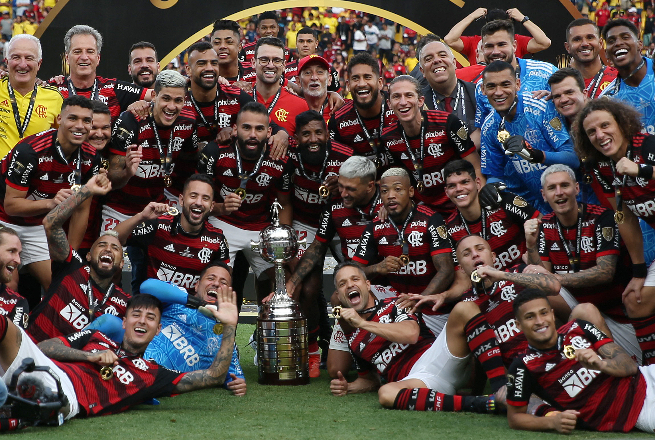 Soccer Football - Copa Libertadores - Final - Flamengo v Athletico Paranaense - Estadio Monumental Banco Pichincha, Guayaquil, Ecuador - October 29, 2022  Flamengo celebrate with the trophy after winning the Copa Libertadores REUTERS