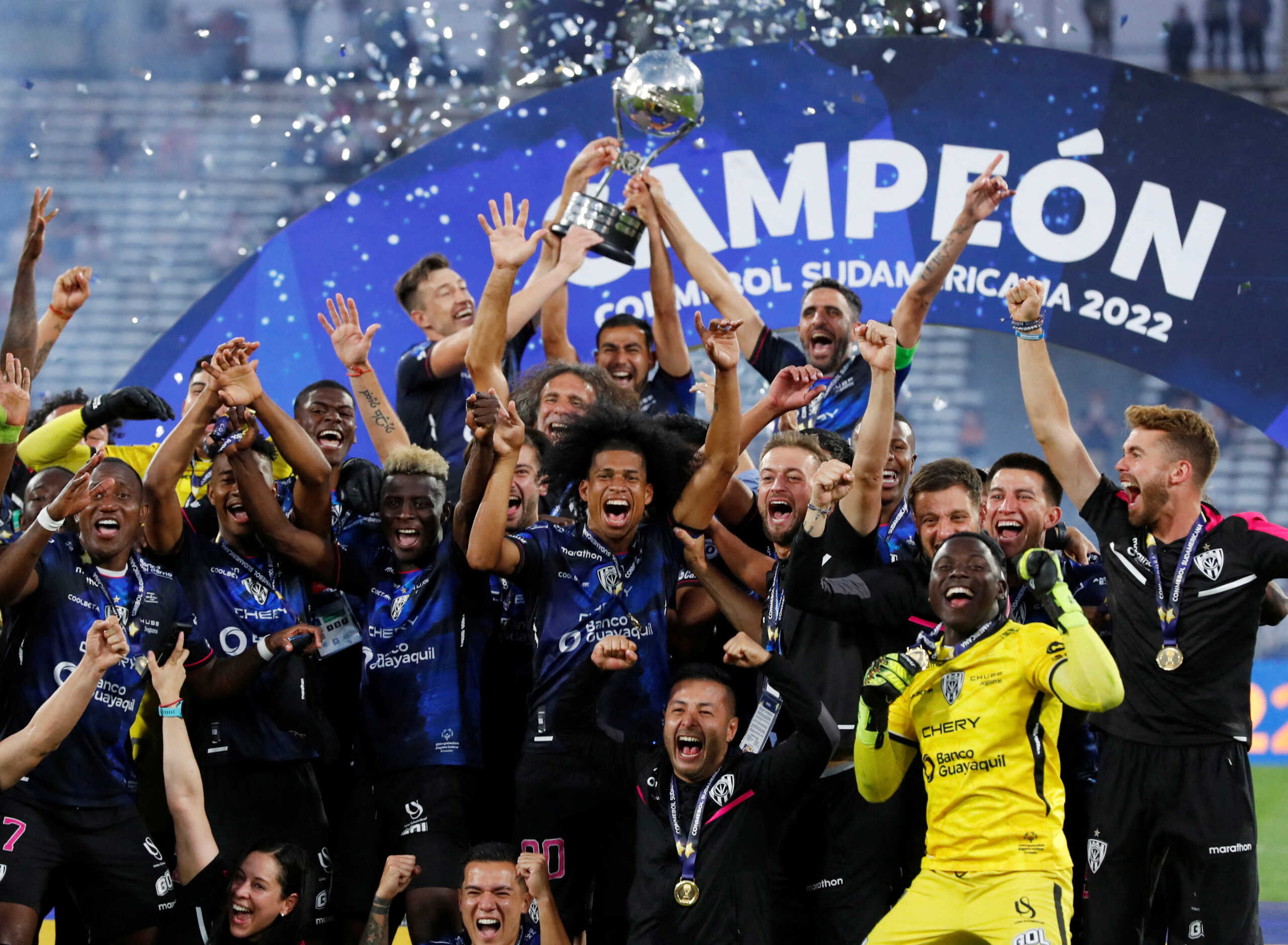 Soccer Football - Copa Sudamericana - Final - Independiente del Valle v Sao Paulo - Estadio Mario Alberto Kempes, Cordoba, Argentina - October 1, 2022 Independiente del Valle players celebrate winning the Copa Sudamericana with the trophy REUTERS