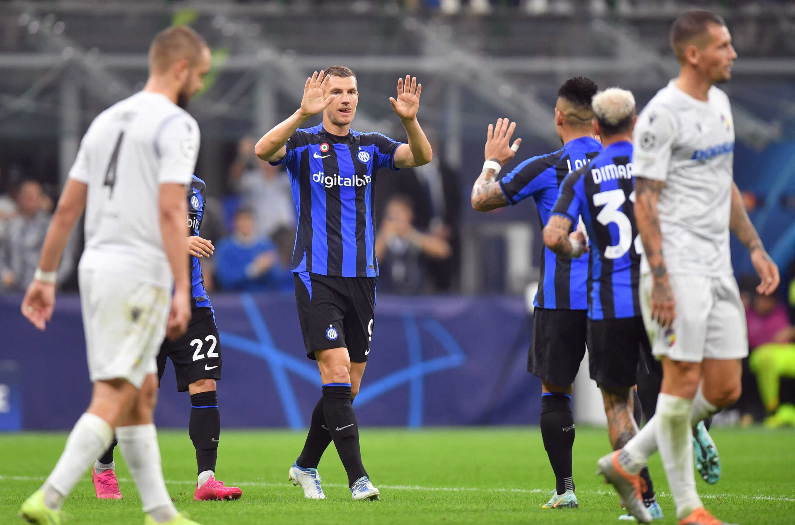 Soccer Football - Champions League - Group C - Inter Milan v Viktoria Plzen - San Siro, Milan, Italy - October 26, 2022  Inter Milan's Edin Dzeko celebrates scoring their third goal with Lautaro Martinez REUTERS