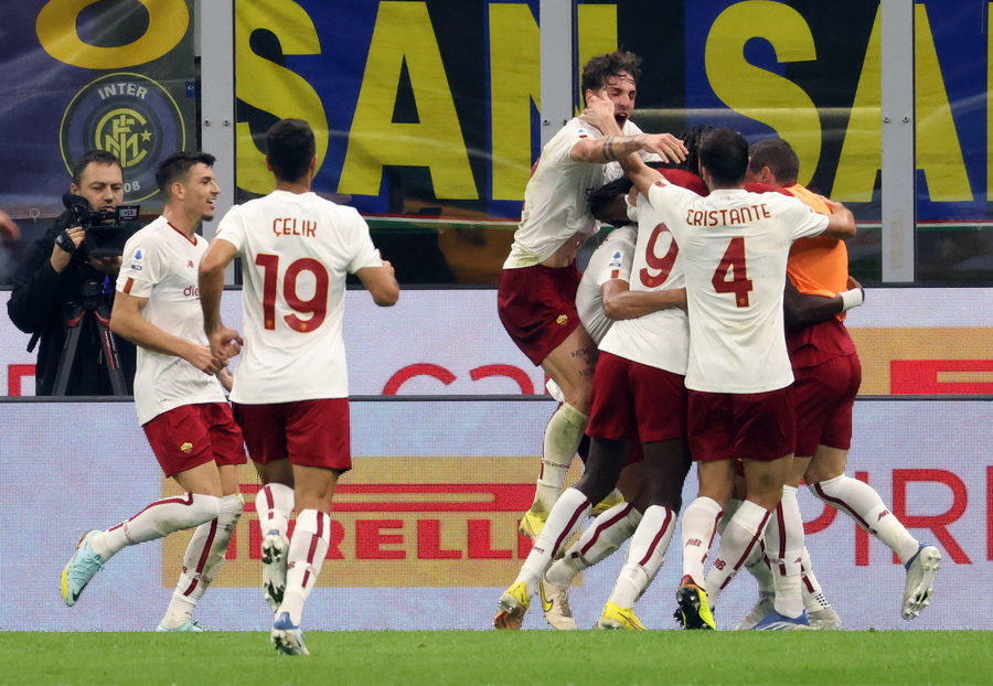 epa10218319 AS Roma players celebrate the 2-1 lead during the Italian Serie A soccer match between Inter Milan and AS Roma in Milan, Italy, 01 October 2022.  EPA