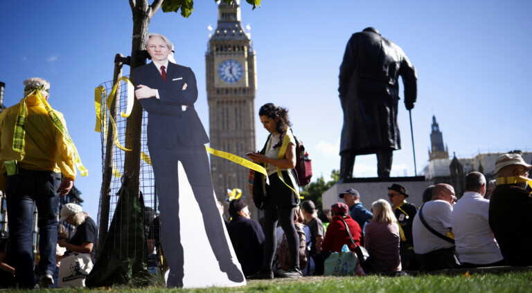 «Όχι στην έκδοση Ασάνζ στις ΗΠΑ» - Περικύκλωσαν τη βρετανική Βουλή για τον ιδρυτή των Wikileaks