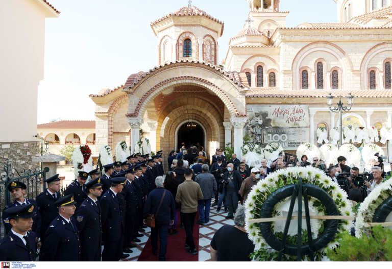 Ραγίζουν καρδιές στην κηδεία του Αλέξανδρου Νικολαΐδη - Με τη γαλανόλευκη τυλιγμένο το φέρετρό του
