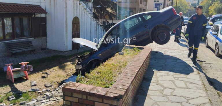 Καστοριά: Αυτοκίνητο έπεσε πάνω σε παιδικό σταθμό – Δεν πίστευαν στα μάτια τους μ’ αυτό που έβλεπαν