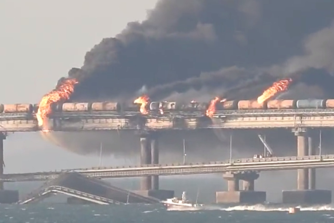 Έκρηξη στη γέφυρα στο Στενό του Κερτς: Για όχημα παγιδευμένο με εκρηκτικά λένε οι ρώσοι