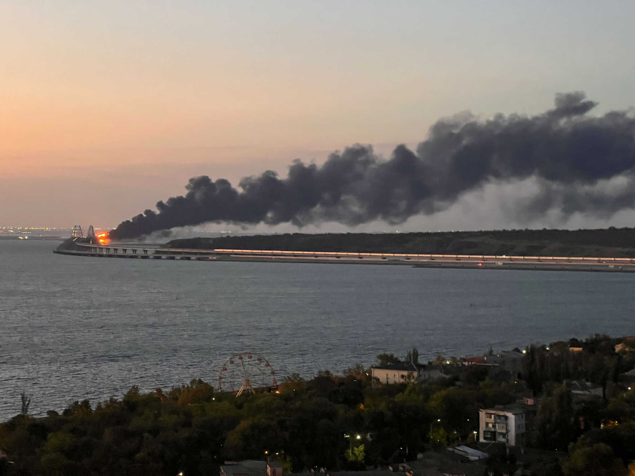 Керченского моста протяженностью около 19 километров. Крымский мост взорвали 2022. Подрыв Крымского моста 2022. Крымский мост октябрь 2022. Крымский мост 8 октября 2022.