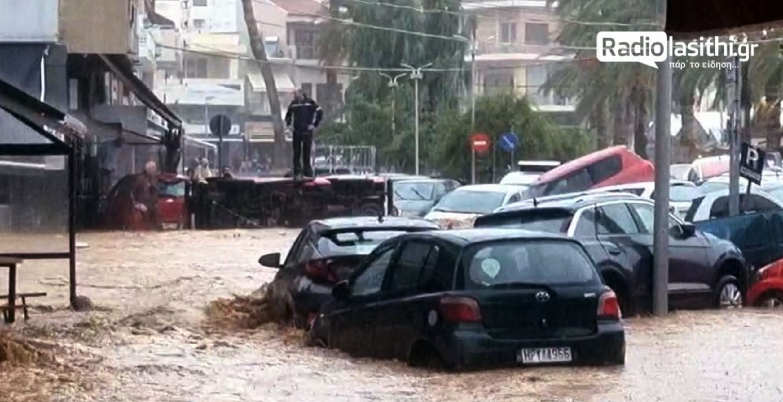 Καιρός – Κρήτη: Πυροσβέστες απεγκλώβισαν 10 παγιδευμένους τουρίστες στην Σητεία