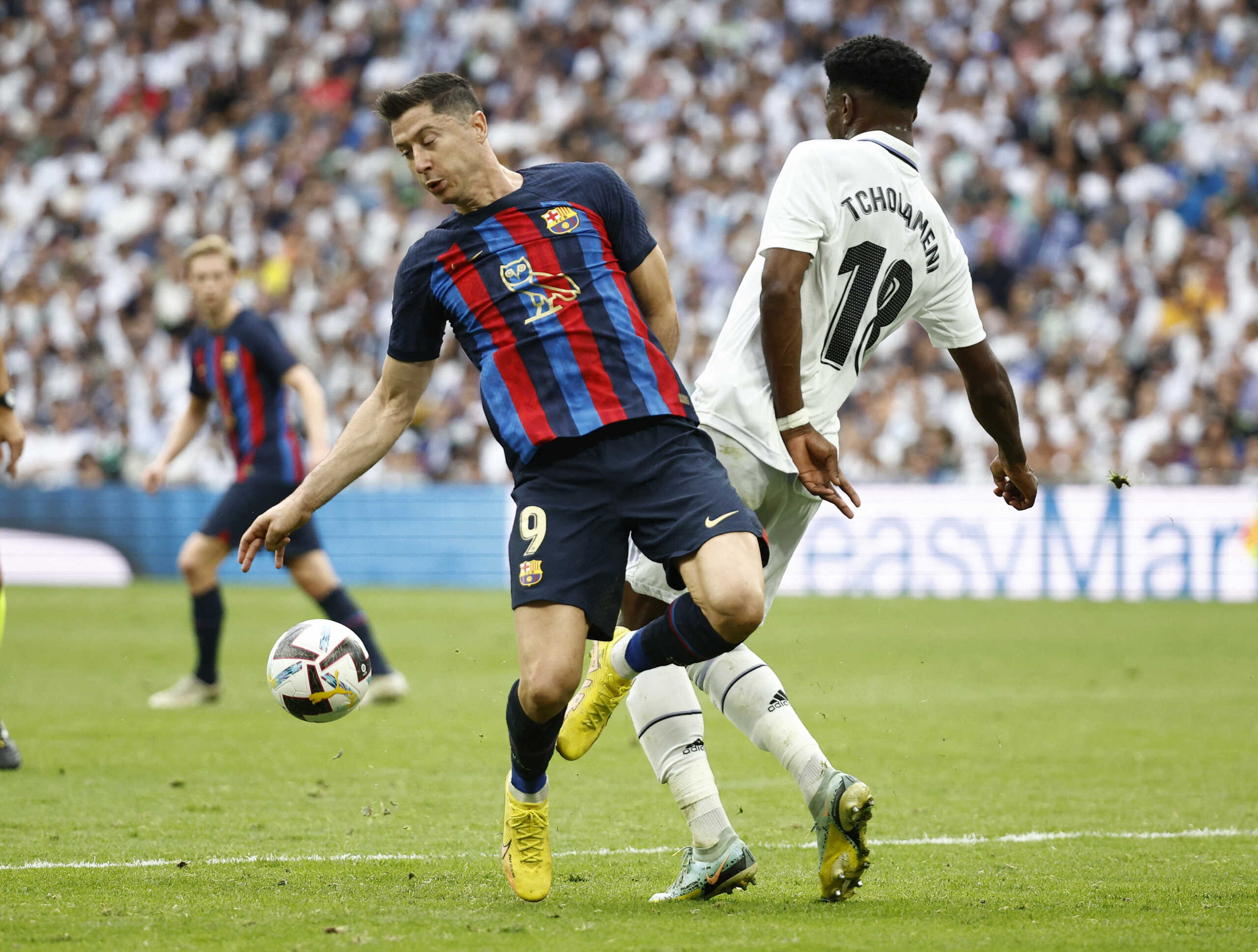 Soccer Football - LaLiga - Real Madrid v FC Barcelona - Santiago Bernabeu, Madrid, Spain - October 16, 2022 FC Barcelona's Robert Lewandowski in action with Real Madrid's Aurelien Tchouameni REUTERS