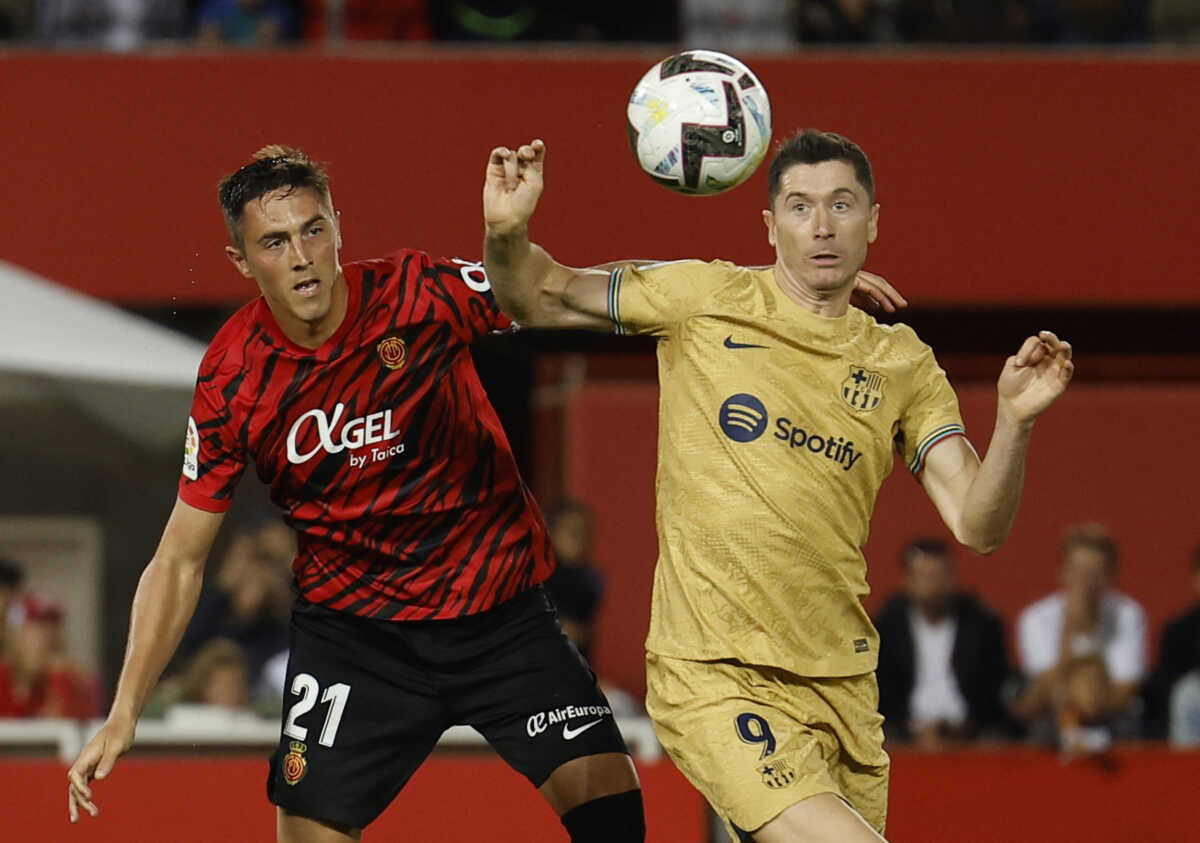 Soccer Football - LaLiga - RCD Mallorca v FC Barcelona - Visit Mallorca Stadium,  Palma, Mallorca, Spain - October 1, 2022 RCD Mallorca's Antonio Raillo in action with FC Barcelona's Robert Lewandowski REUTERS