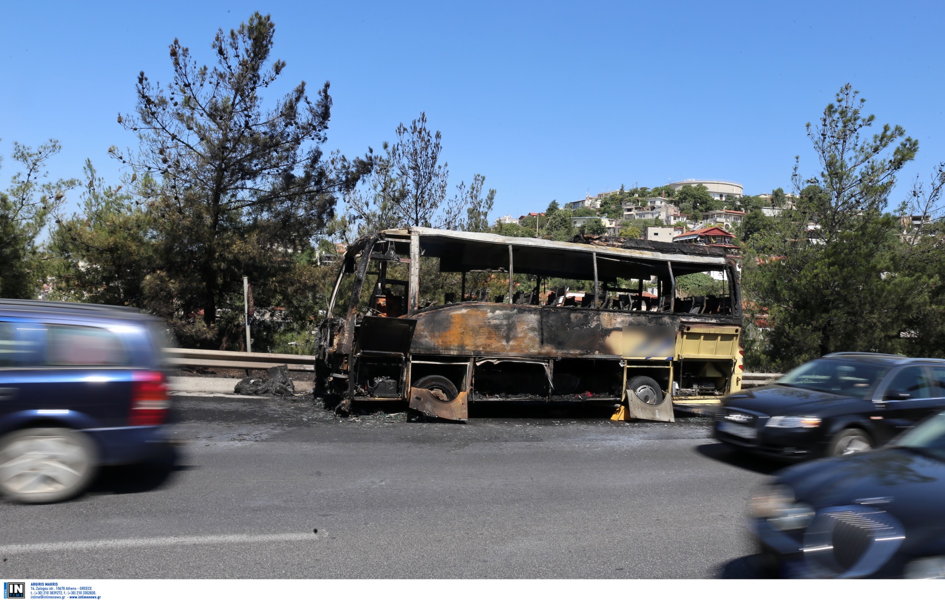 Μετέωρα: Φωτιά άρπαξε τουριστικό λεωφορείο έξω από μοναστήρι – Κάηκε ολοσχερώς