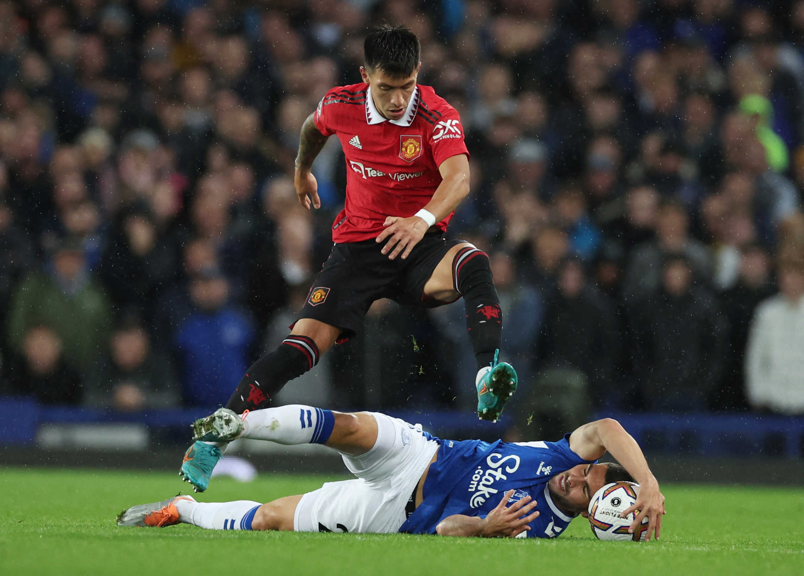 Soccer Football - Premier League - Everton v Manchester United - Goodison Park, Liverpool, Britain - October 9, 2022  Manchester United's Lisandro Martinez in action with Everton's Neal Maupay REUTERS