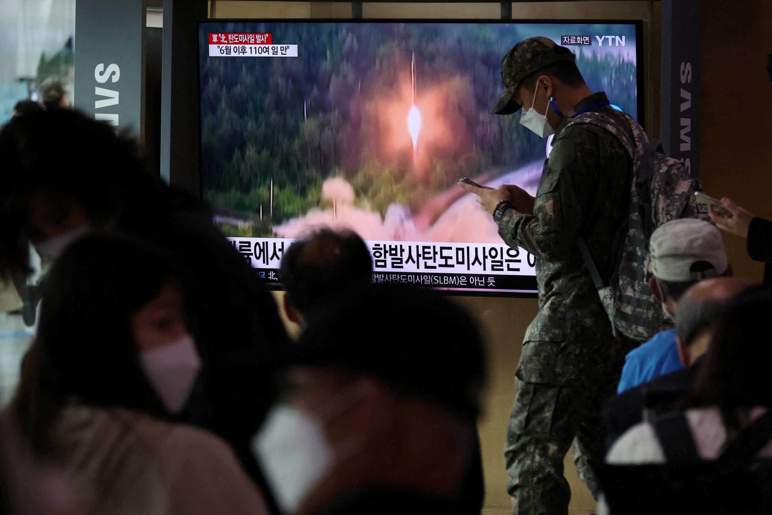 FILE PHOTO: A South Korean soldiers walks past a TV broadcasting a news report on North Korea firing a ballistic missile towards the sea off its east coast, in Seoul, South Korea, September 25, 2022.   REUTERS
