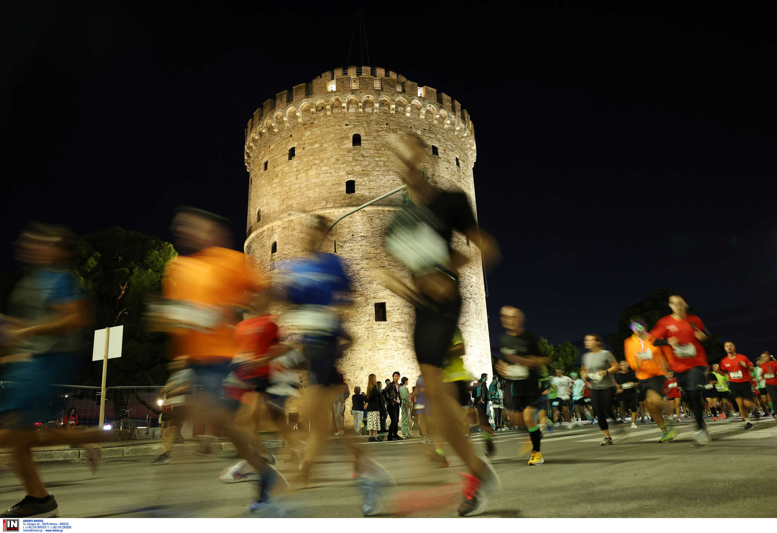 Νυχτερινός ημιμαραθώνιος Θεσσαλονίκης 2022: Η πόλη γέμισε από 15.000 δρομείς