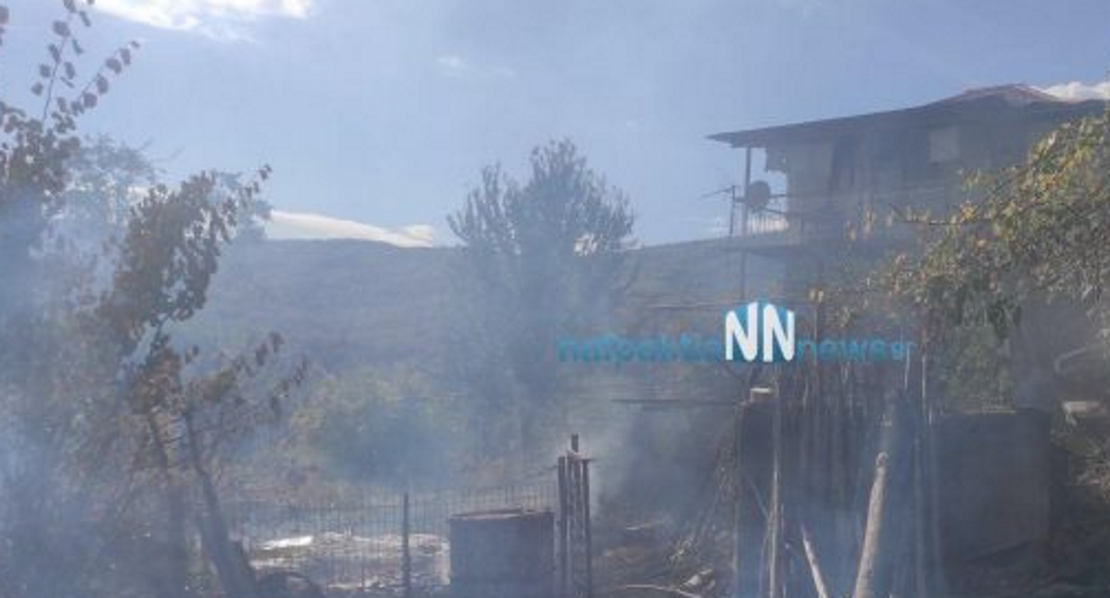 Φωτιά στην ορεινή Ναύπακτο – Κάηκαν αυλές σπιτιών στην περιοχή Τερψιθέα
