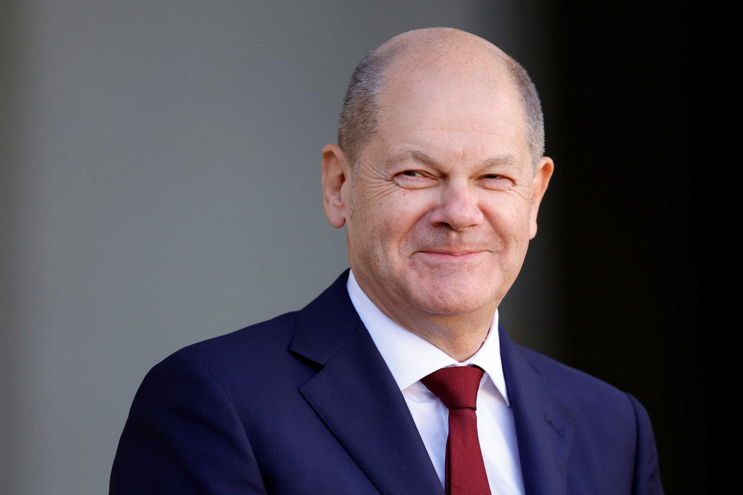 German Chancellor Olaf Scholz arrives for a meeting with French President Emmanuel Macron (not seen) at the Elysee Palace in Paris, France, October 26, 2022.  REUTERS