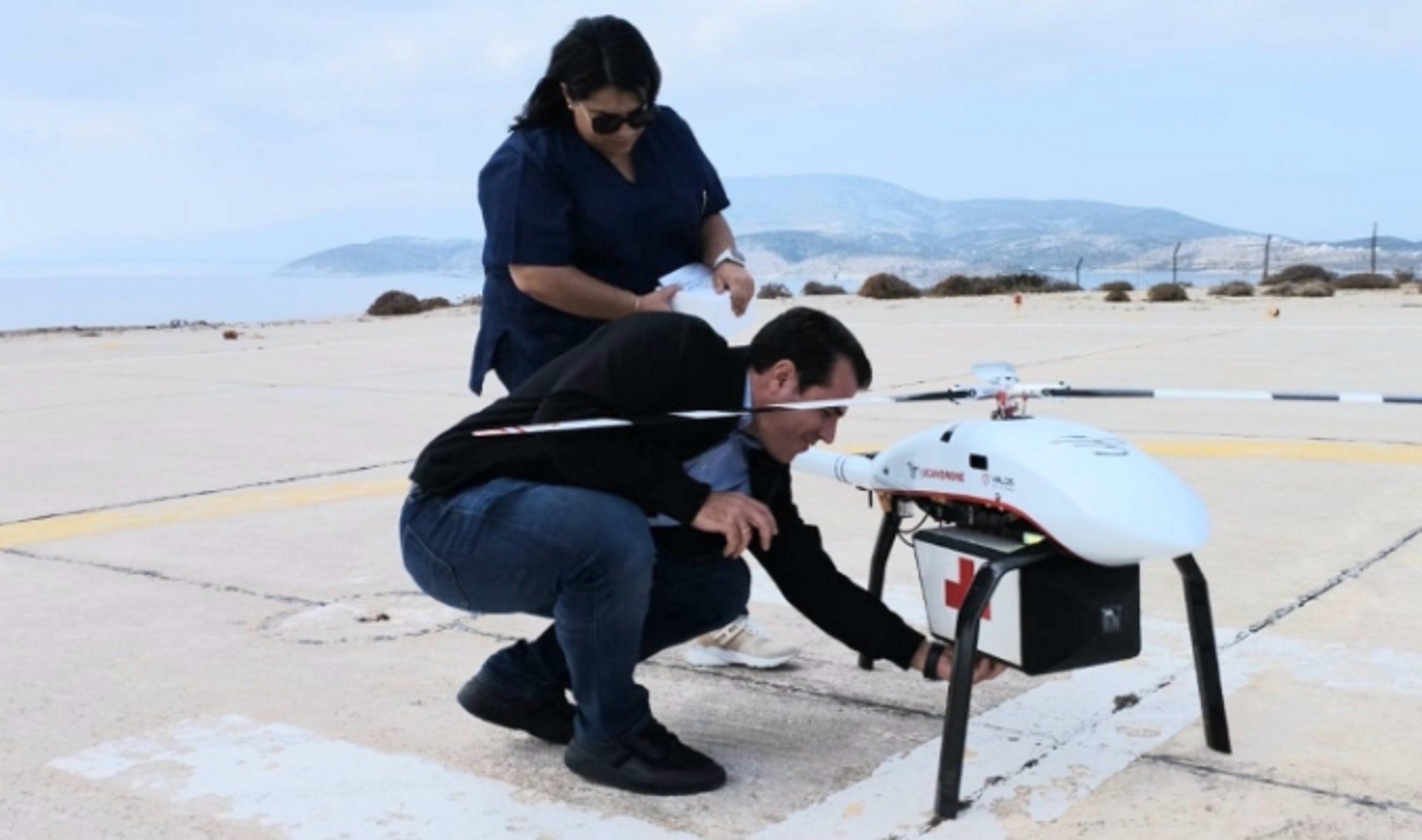 Ο Θάνος Πλεύρης σε επίδειξη μεταφοράς φαρμάκων μέσω drone στη Σχοινούσα