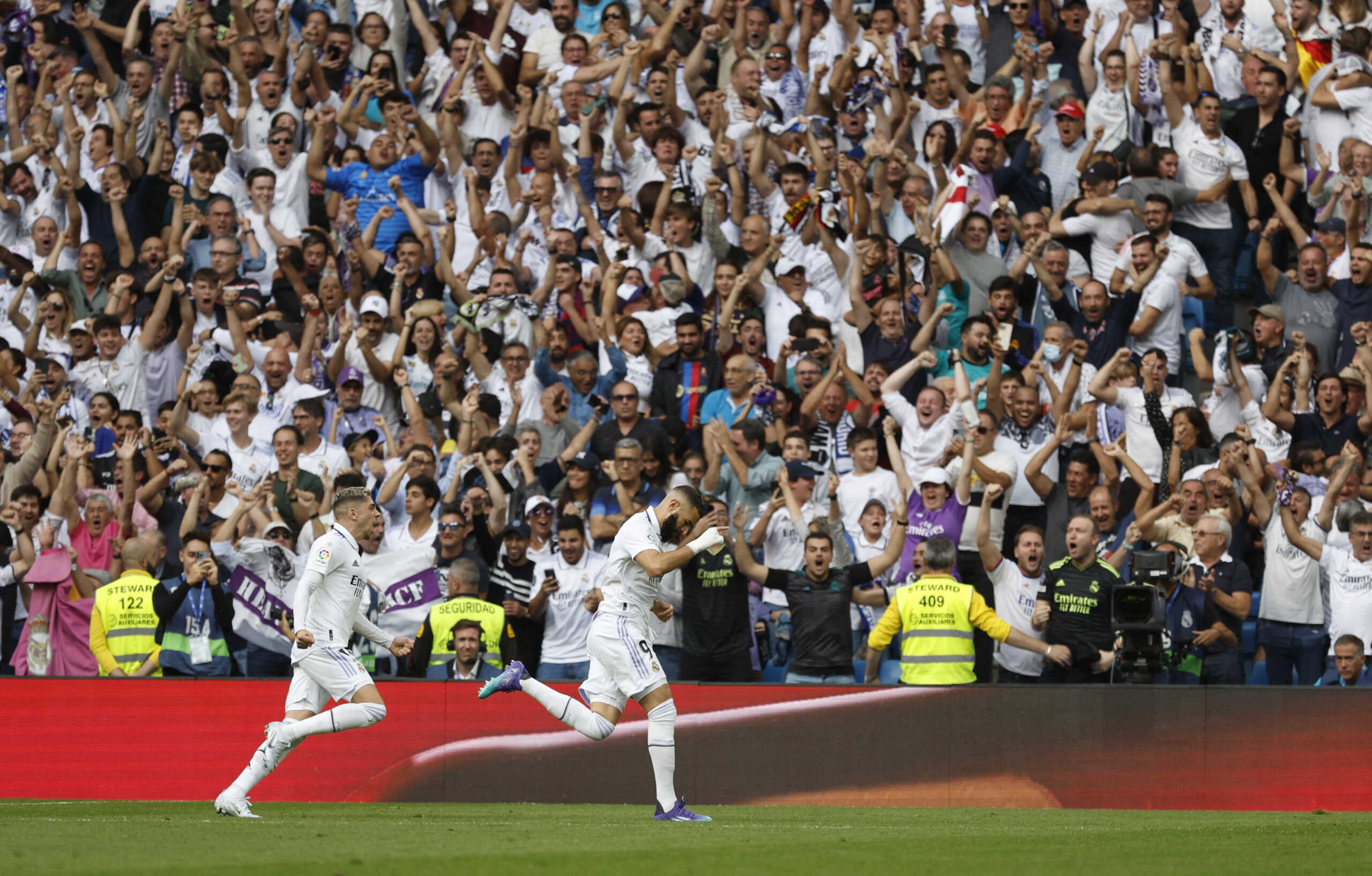 Soccer Football - LaLiga - Real Madrid v FC Barcelona - Santiago Bernabeu, Madrid, Spain - October 16, 2022 Real Madrid's Karim Benzema celebrates scoring their first goal REUTERS