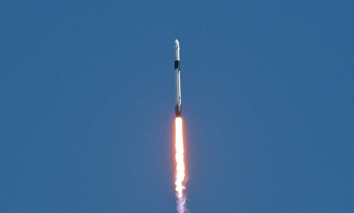 ΗΠΑ: Εκτοξεύτηκε ο πύραυλος της SpaceX που μεταφέρει τέσσερις αστροναύτες στον Διεθνή Διαστημικό Σταθμό