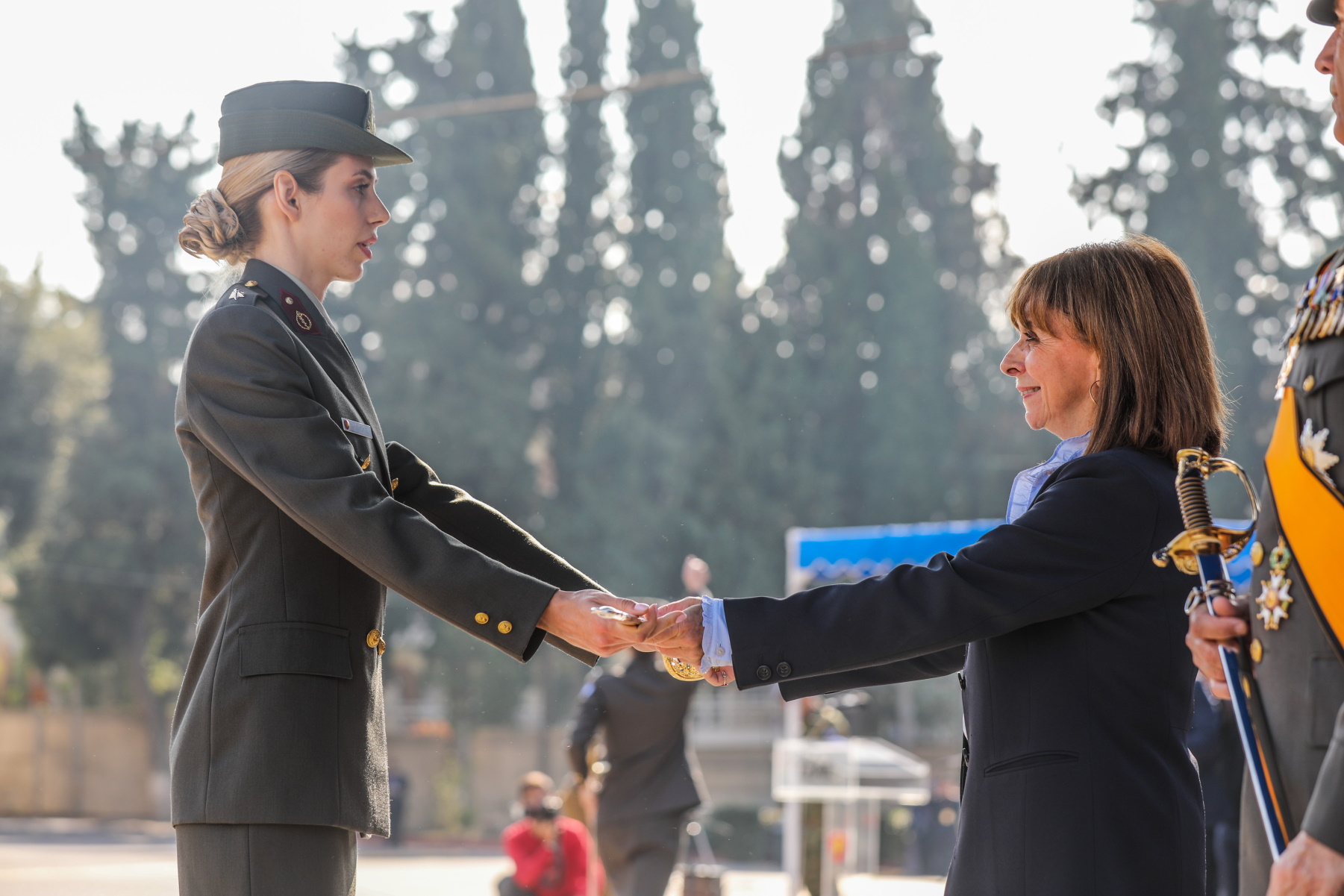 Κατερίνα Σακελλαροπούλου: Έδωσε τα ξίφη σε 60 νέους αξιωματικούς της ΣΣΑΣ – Εικόνες εθνικής υπερηφάνειας
