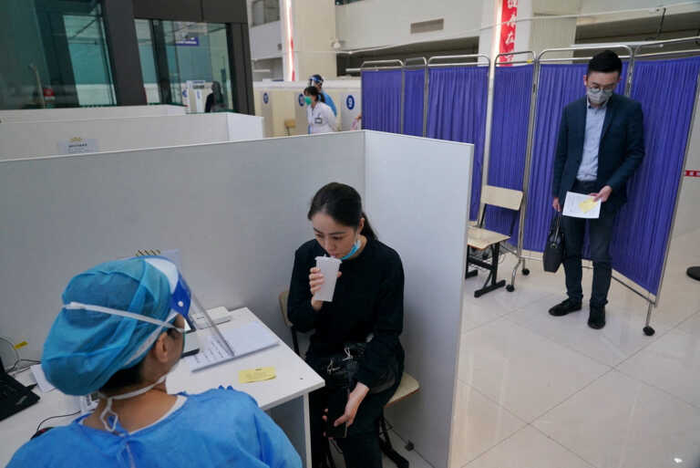 Στην Σανγκάη ξεκίνησαν τα εισπνεόμενα εμβόλια για τον κορονοϊό - Δείτε βίντεο