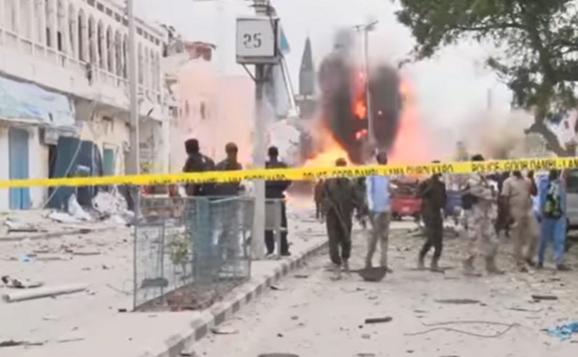 Σομαλία: Ανατίναξαν αυτοκίνητο γεμάτο εκρηκτικά στην είσοδο ξενοδοχείου – Την ευθύνη ανέλαβε παρακλάδι της Αλ Κάιντα