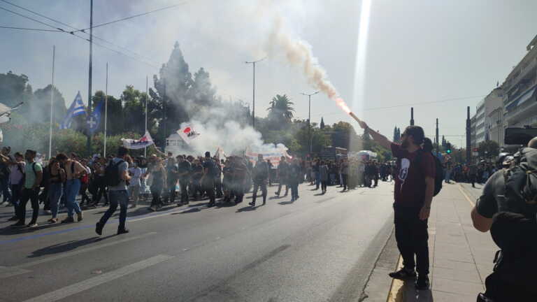 Με καπνογόνα ολοκληρώθηκε το πανεκπαιδευτικό συλλαλητήριο στην Αθήνα - Άνοιξαν οι δρόμοι