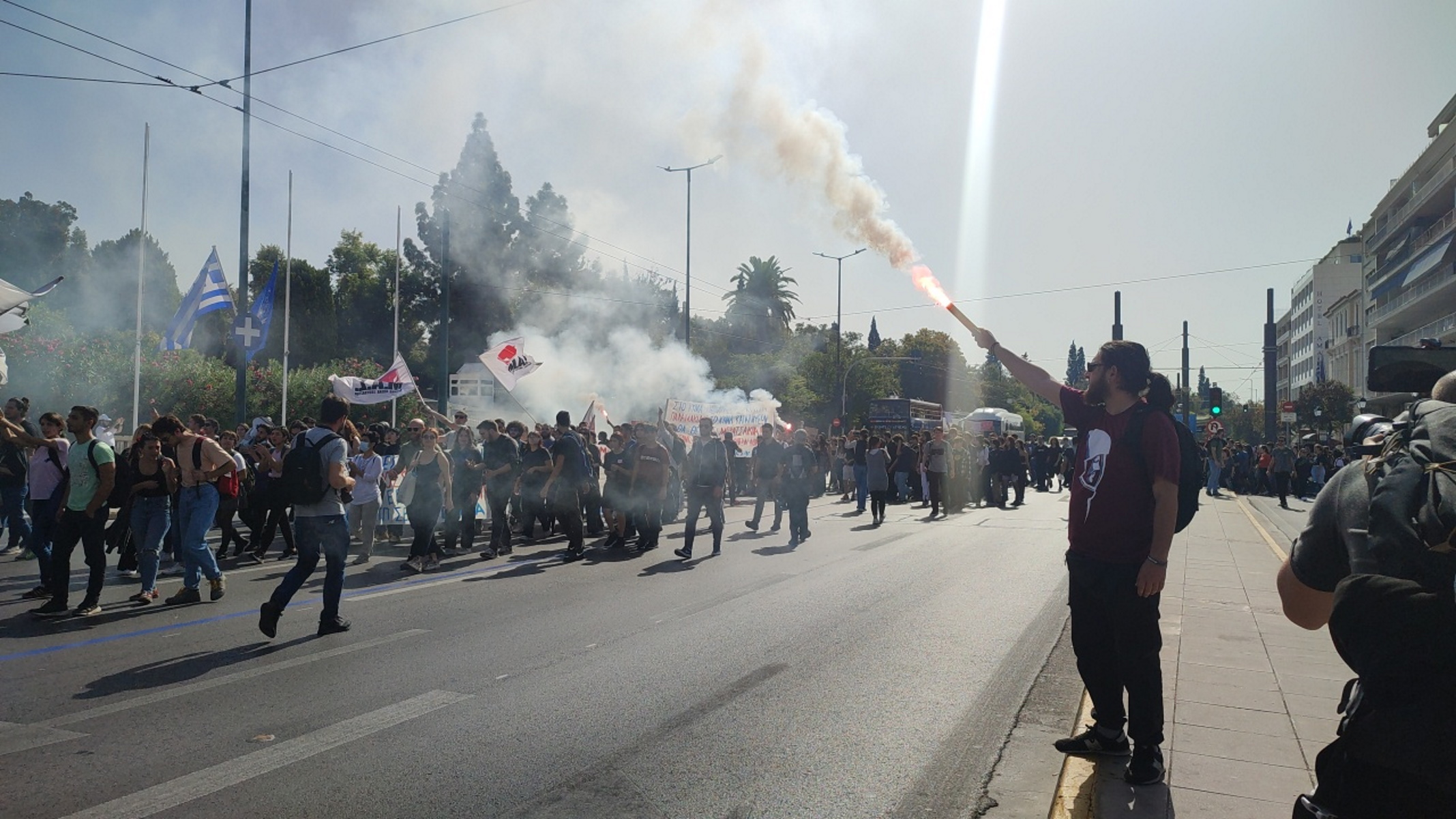 Πανεκπαιδευτικό συλλαλητήριο στην Αθήνα με συνθήματα και καπνογόνα