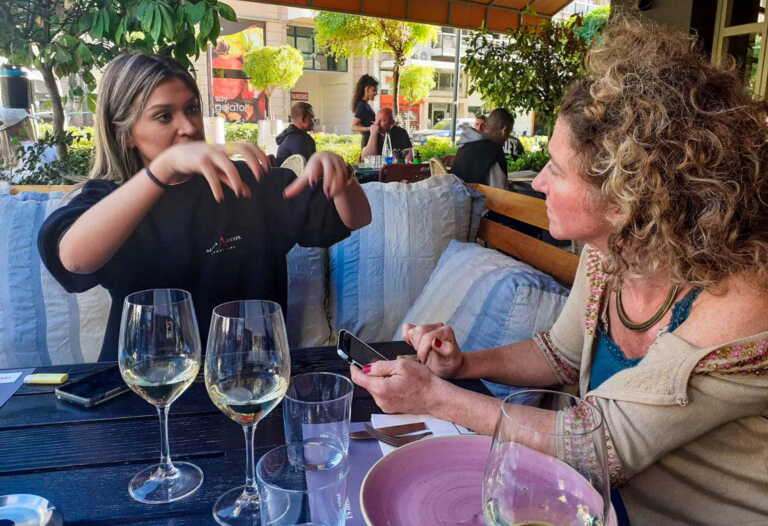 Κρασί Θεσσαλονίκης φιγουράρει στο LUXX των Times – Διάσημη lifestyle δημοσιογράφος ήπιε στην υγειά μας