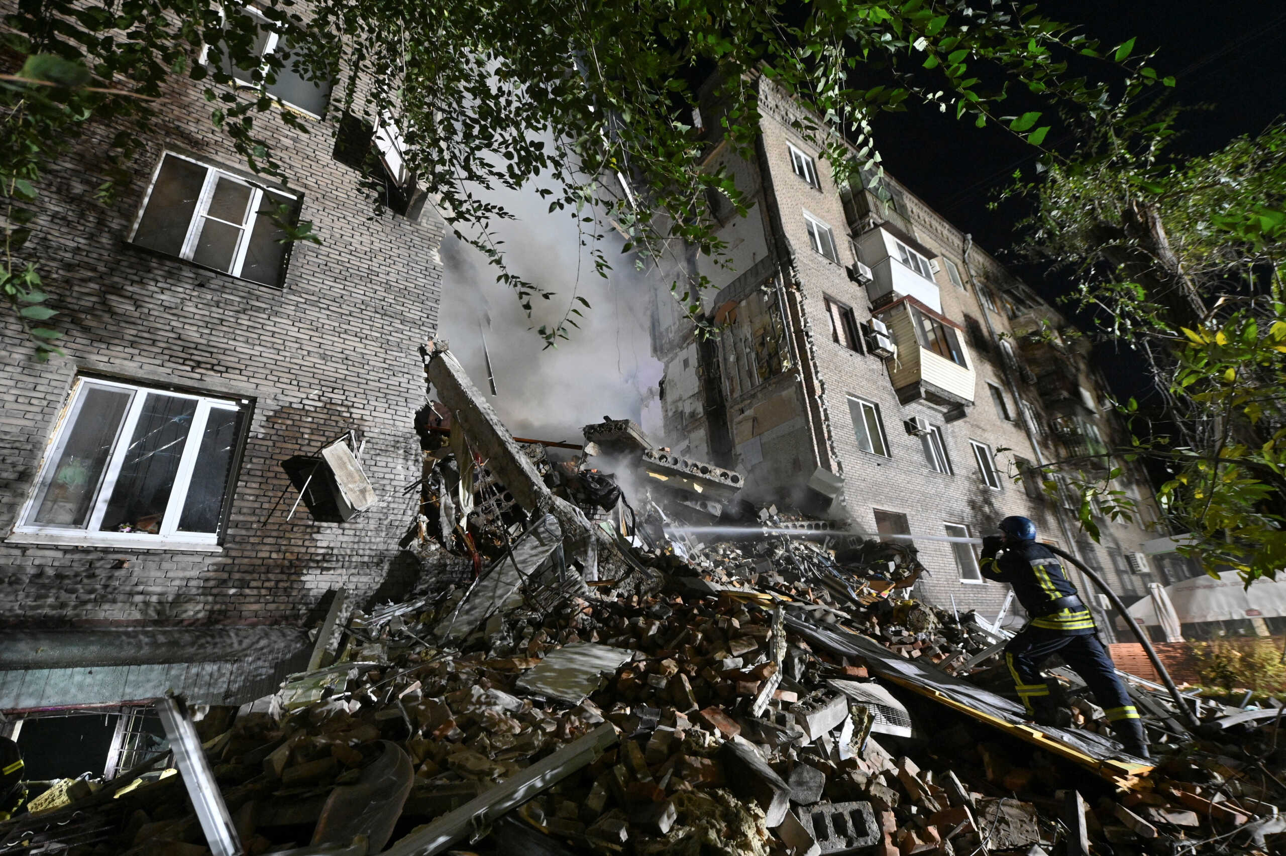 Бомбят киев сегодня последние новости. Разрушенные дома в Украине. Разрушенное здание. Разрушение домов. Разрушенные города Украины.