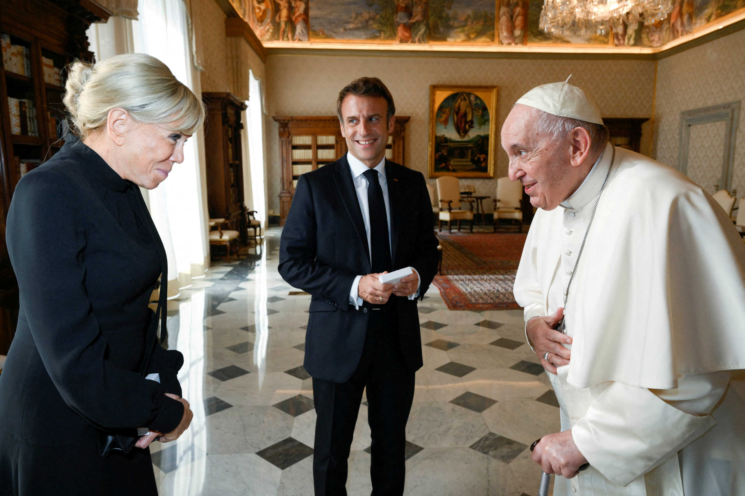 Ο Εμανουέλ Μακρόν είχε ιδιωτική συνάντηση με τον Πάπα Φραγκίσκο στο Βατικανό