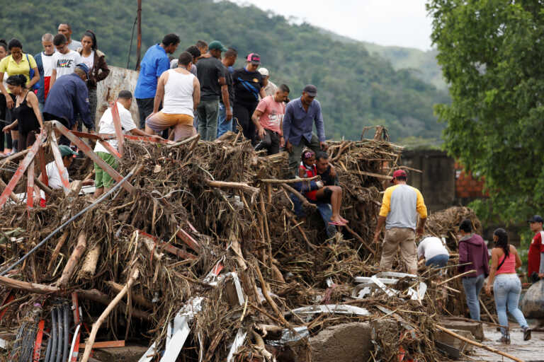 Τουλάχιστον 25 νεκροί από πλημμύρες και κατολισθήσεις στην Βενεζουέλα - Βομβαρδισμένο τοπίο η Λας Τεχερίας
