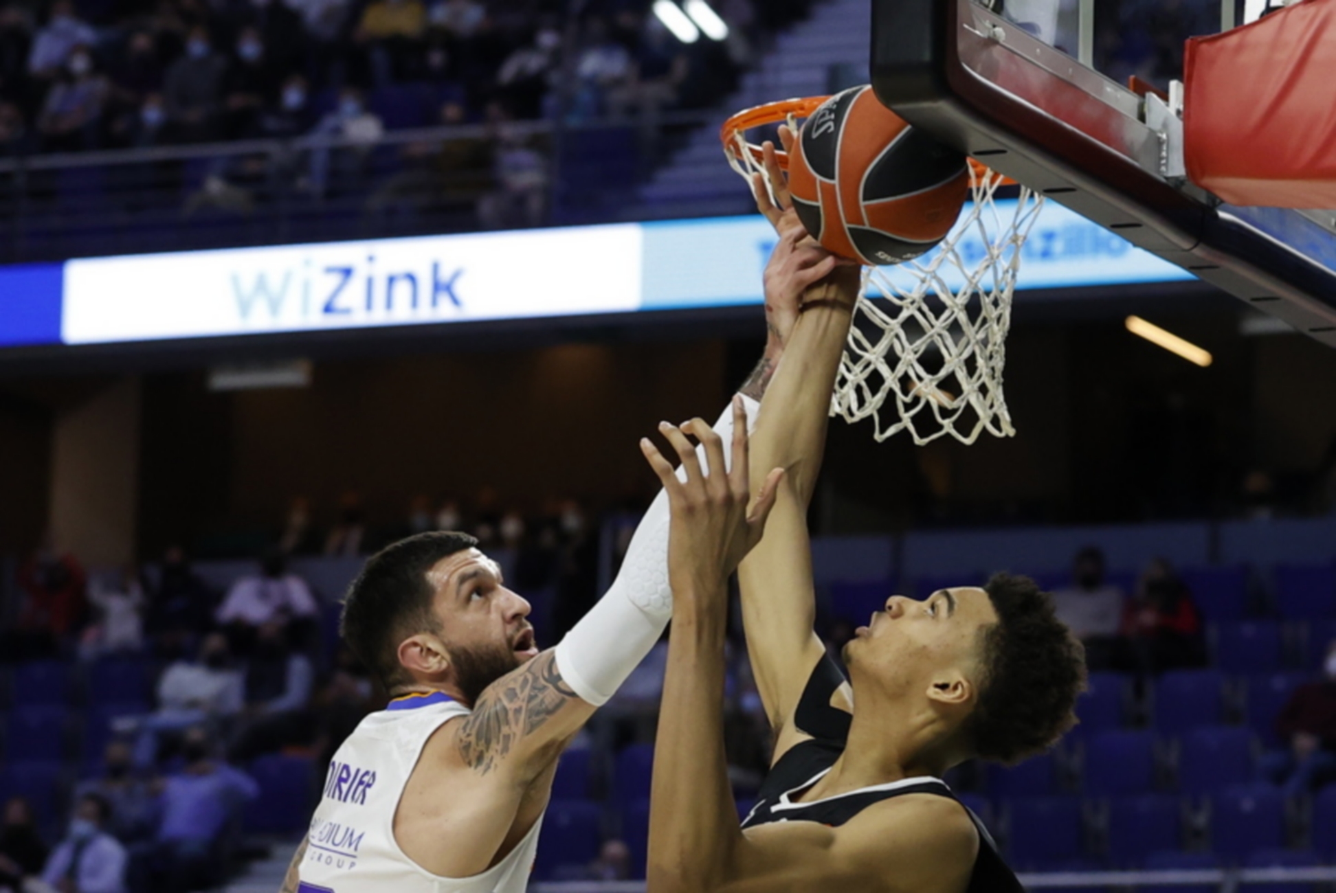 epa09832147 Real Madrid's Vincent Poirier (L) in action against Asvel's Victor Wembanyama (R) during the Euroleague basketball game between Real Madrid and ASVEL Lyon-Villeurbanne at Wizink Center in Madrid, Spain, 17 March 2022.  EPA