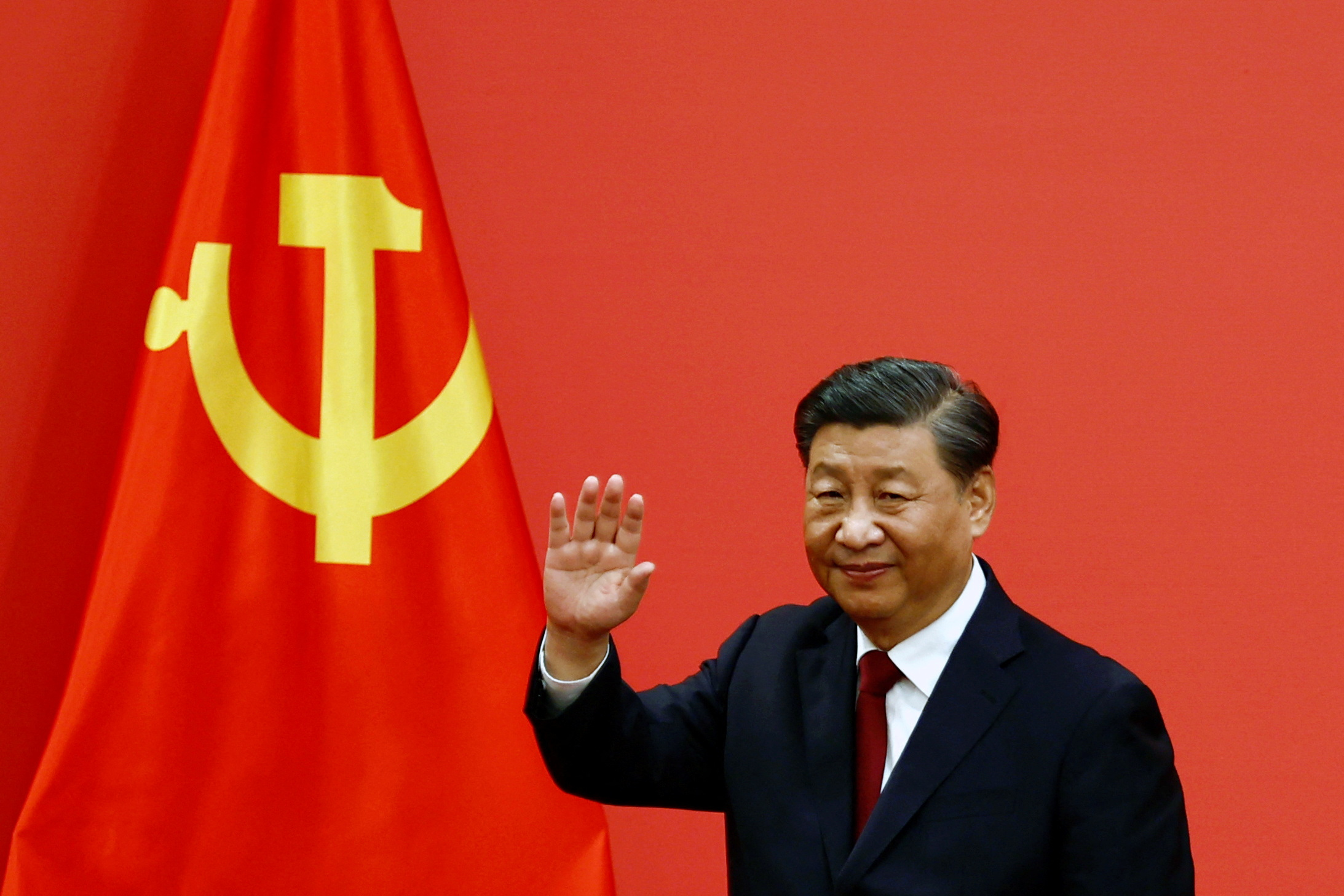 Chinese President Xi Jinping waves after his speech as the new Politburo Standing Committee members meet the media following the 20th National Congress of the Communist Party of China, at the Great Hall of the People in Beijing, China October 23, 2022. REUTERS