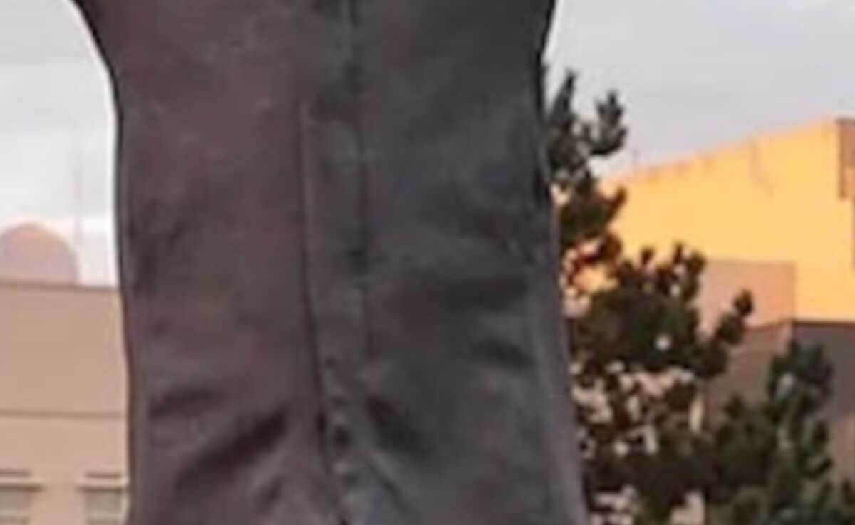 Γερμανία: Παραιτήθηκε το στέλεχος του AfD που πόζαρε πάνω στο Μνημείο του Ολοκαυτώματος