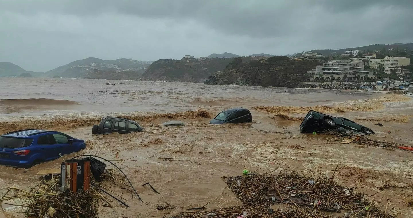 Καιρός – Κρήτη: Τρομακτικές εικόνες στην Αγία Πελαγία – Καρυδότσουφλα τα αυτοκίνητα στη θάλασσα