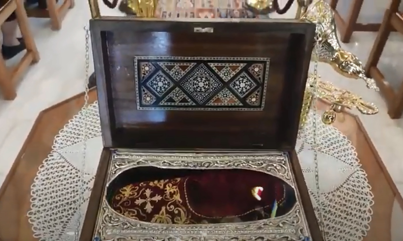 Κοζάνη: Δεκάδες πιστοί προσκυνούν την παντόφλα του Αγίου Σπυρίδωνα